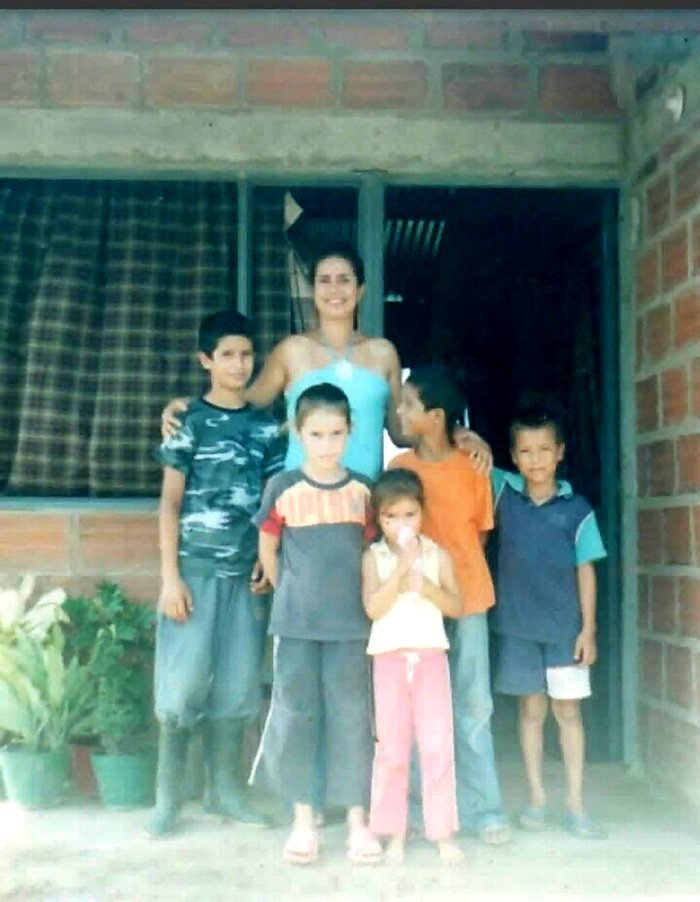 Familia de Jhonny Giraldo frente a la casa donde creció