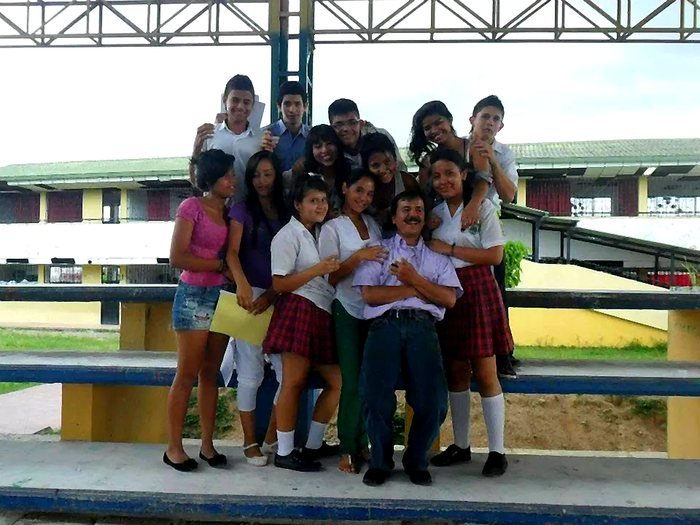 Jhonny Giraldo con sus compañeros de colegio