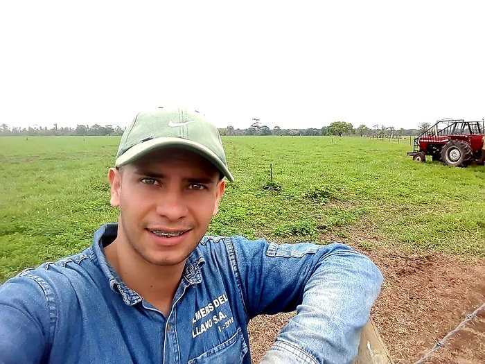 Jhonny Giraldo trabajando en el campo, en Palmeras del Llano