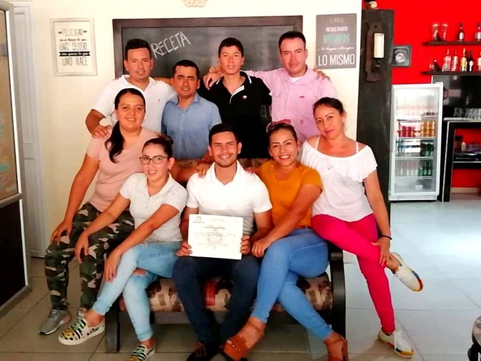 Jhonny Giraldo celebrando con su equipo el resultado electoral