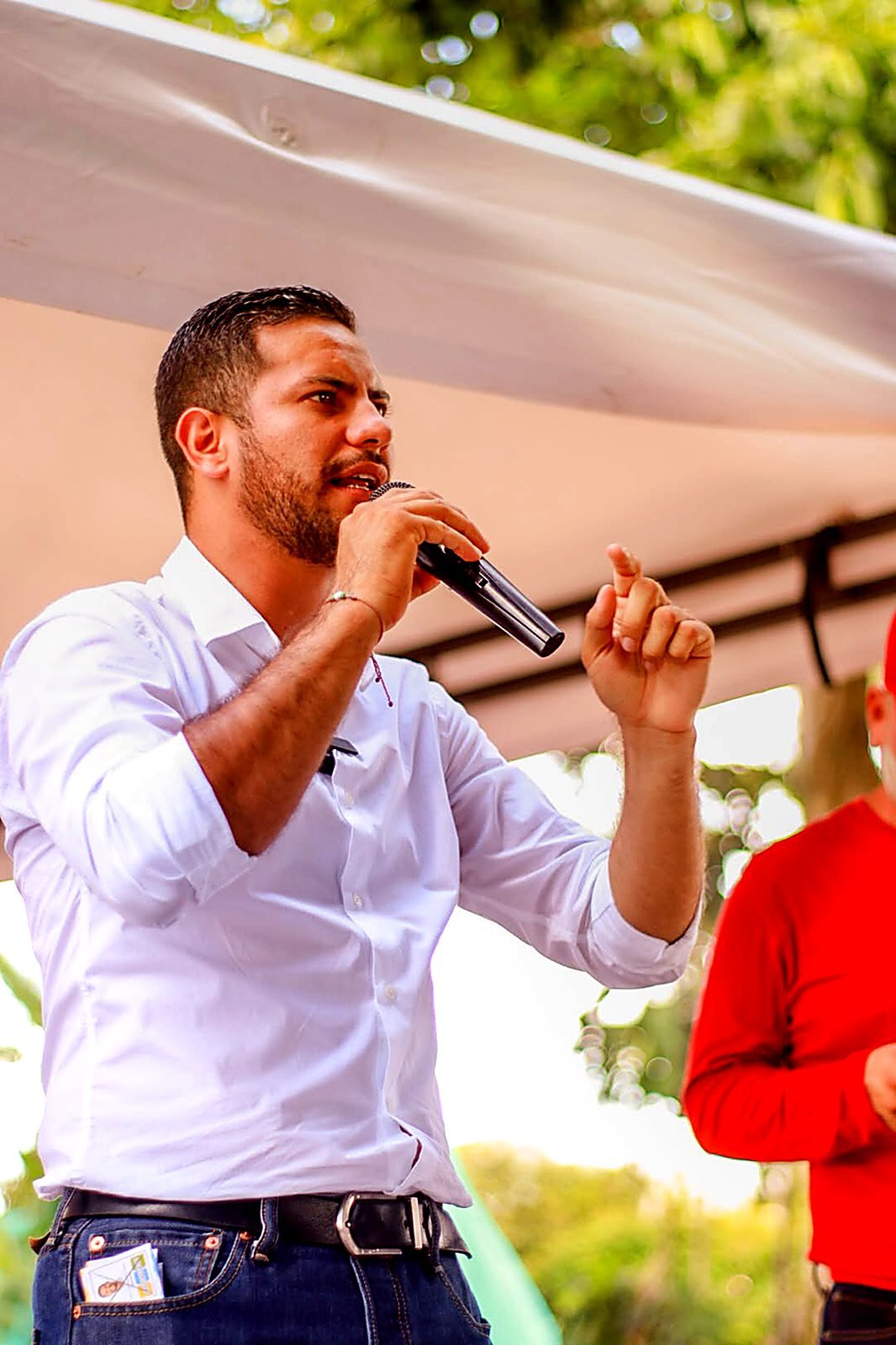 Jhonny Giraldo hablando ante la comunidad de Acacías