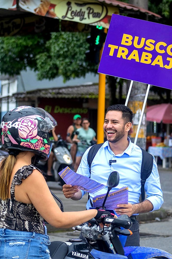 Jhonny Giraldo conversando con ciudadanos en la calle