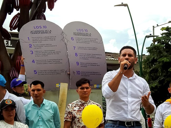 Jhonny Giraldo presentando sus compromisos en público