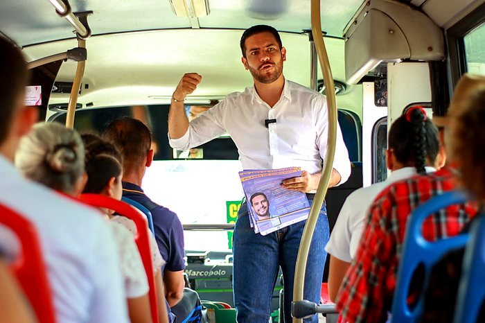 Jhonny Giraldo hablando con pasajeros en una buseta
