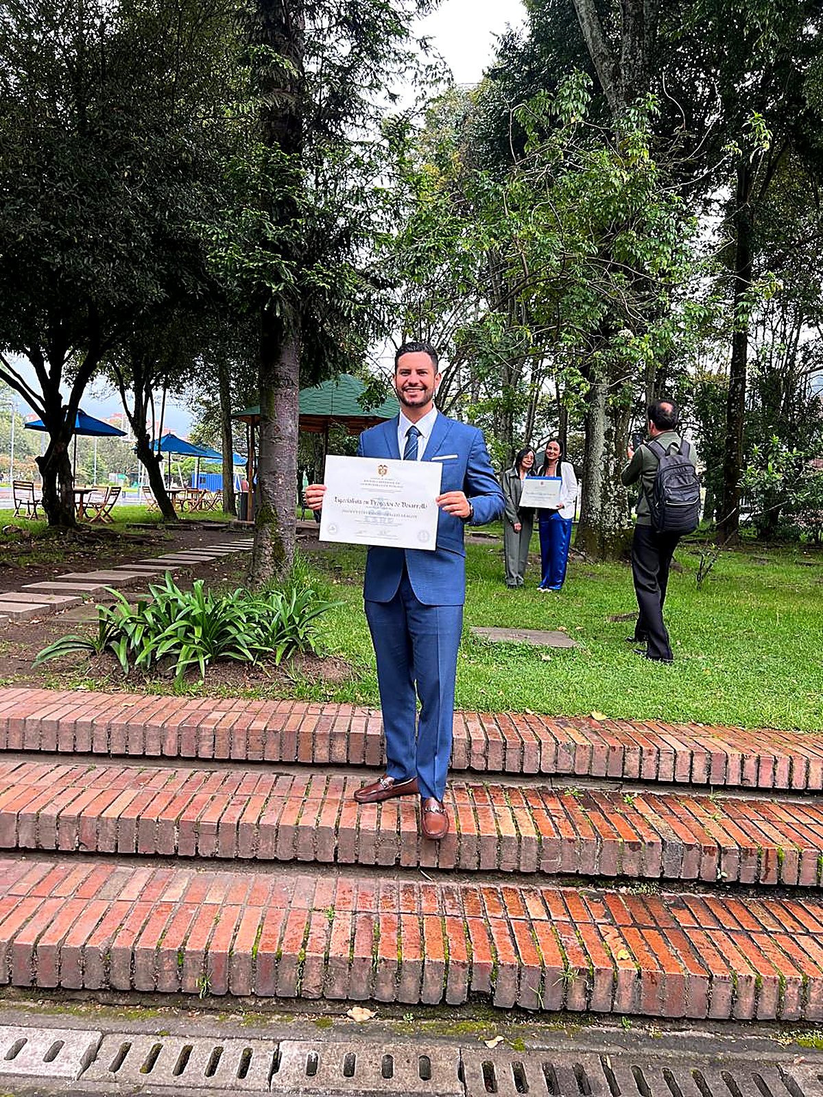 Jhonny Giraldo con su diploma de especialización