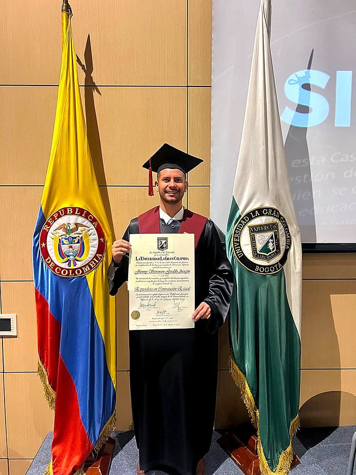 Jhonny Giraldo en su ceremonia de grado